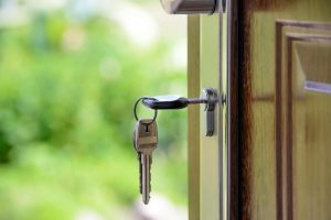 ¿Qué es mejor en 2025: comprar un piso o seguir viviendo de alquiler?