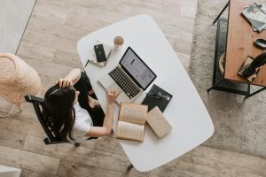 ¿Cómo ganar dinero desde casa en 2025?